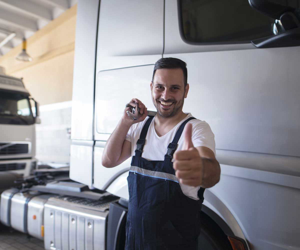 Mecânico trabalhando em caminhão